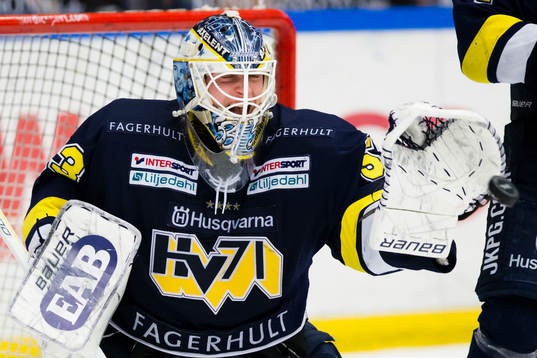 s målvakt Fredrik Pettersson-Wentzel räddar