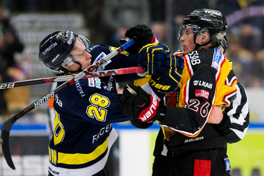 s Anton Bengtsson i gruff med Luleås Peter Cehlarik