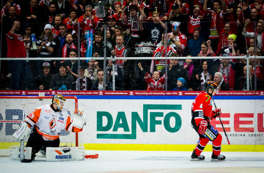 Örebros Joel Mustonen jublar