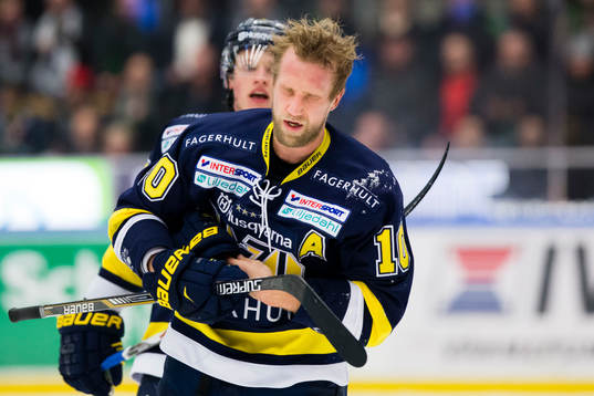 s Martin Thörnberg åker av isen