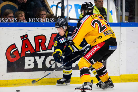 s Filip Sandberg mot Luleås Brendan Mikkelson