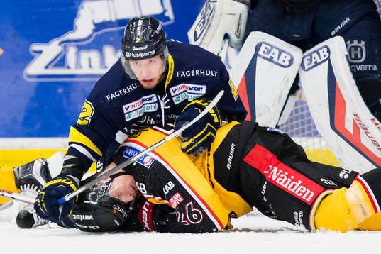 s Kristofer Berglund trycker ner Luleås Peter Cehlarik i
