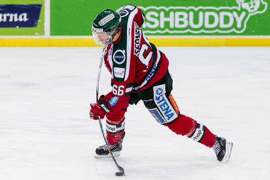 Frölundas Oscar Fantenberg skjuter ett skott