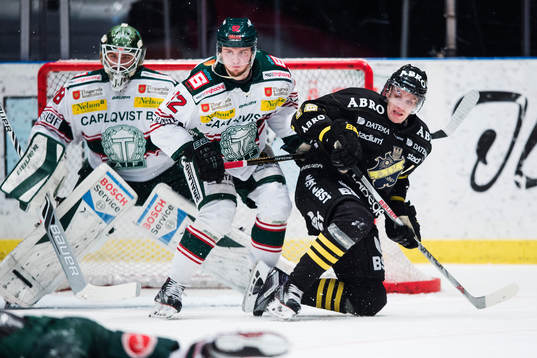 s Fredrik Hynning framför målvakt Johannes Jönsson