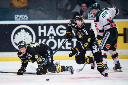s Markus Lauridsen tar sig fram när Marcus Jonsson har