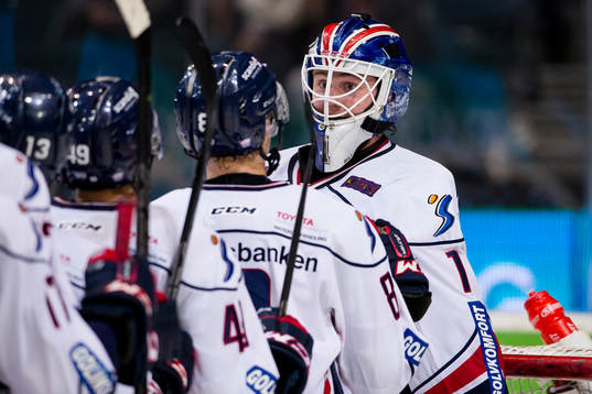 Linköpings målvakt Marcus Högberg kramas om