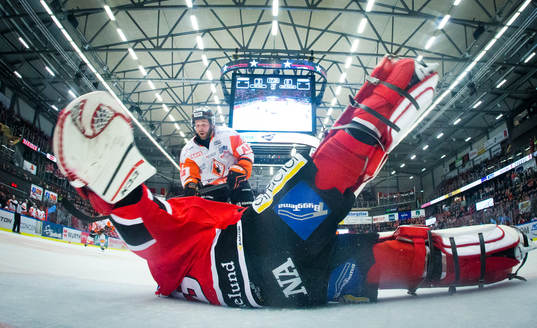 Karlskronas Robin Persson och Örebros målvakt Julius