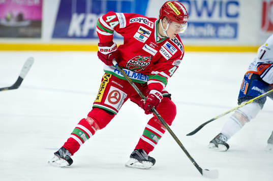 Modos Carl Grundström nder ishockeymatchen i SHL mellan