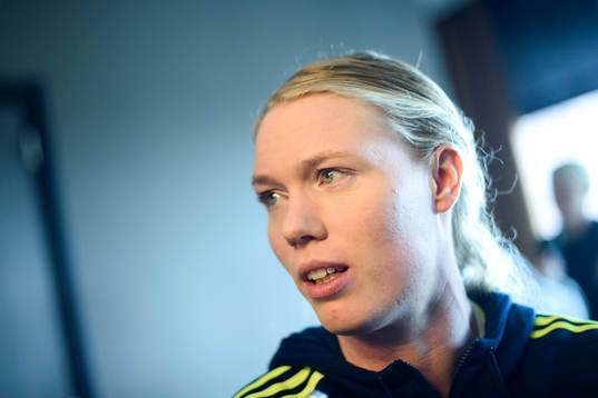 Sveriges målvakt Hedvig Lindahl blir intervjuad