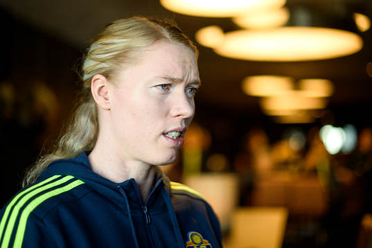 Sveriges målvakt Hedvig Lindahl blir intervjuad