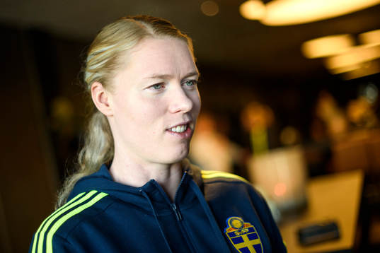 Sveriges målvakt Hedvig Lindahl blir intervjuad