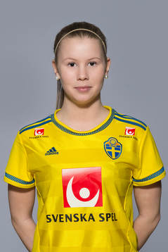 Hannah Sävström som spelar i F16 landslaget