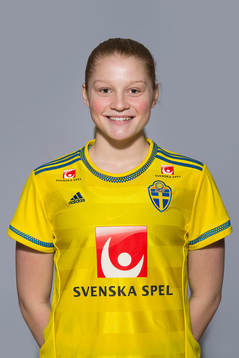 Klara Folkesson som spelar i F16 landslaget
