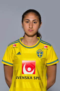 Emelie Karroum som spelar i F16 landslaget