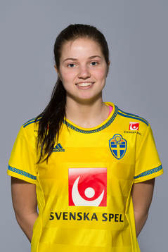 Sara Linnakallio som spelar i F16 landslaget