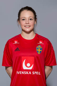 Mollie Eriksson som spelar i F16 landslaget