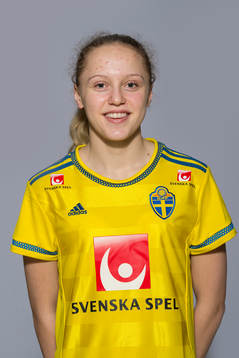 Olivia Wänglund som spelar i F16 landslaget