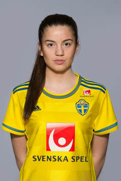 Azra Tokovic som spelar i F16 landslaget