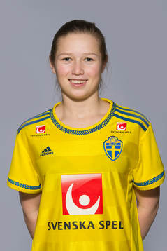 Elina Lenir som spelar i F16 landslaget