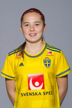 Paulina Nyström som spelar i F16 landslaget