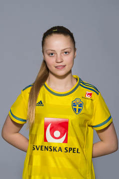 Ebba Costow som spelar i F16 landslaget