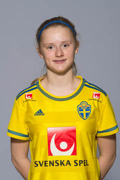 Wilma Thörnkvist som spelar i F16 landslaget
