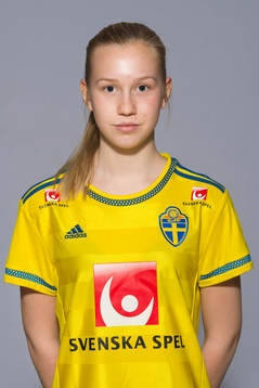 Ebba Karlsson som spelar i F16 landslaget
