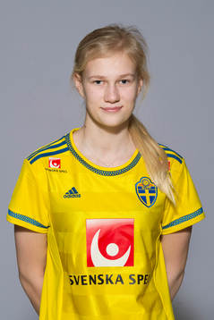 Maja Andersson som spelar i F16 landslaget
