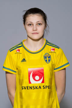 Nina Lycksell som spelar i F16 landslaget
