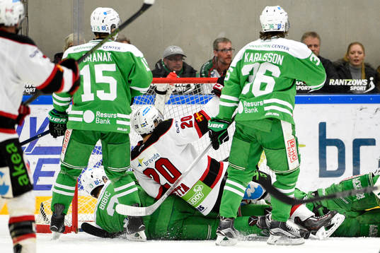 Malmö Redhawks Henrik Hetta faller i målgården och