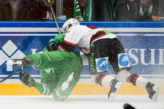 Rögles Viktor Lindgren tacklas av Malmö Redhawks Jens