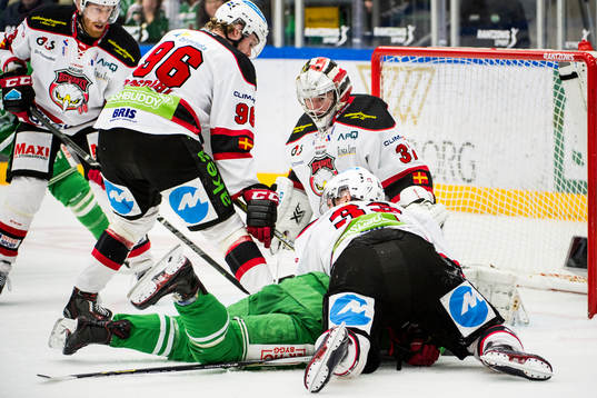 Trågt framför Malmö Redhawks målvakt Jonas Gunnarsson