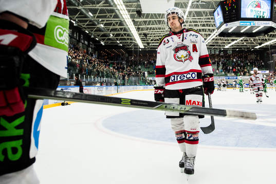 Malmö Redhawks Nils Andersson deppar när han lämnar isen