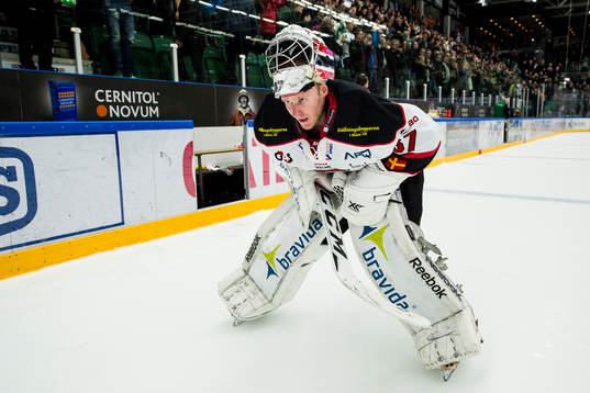 Malmö Redhawks målvakt Jonas Gunnarsson deppar när han