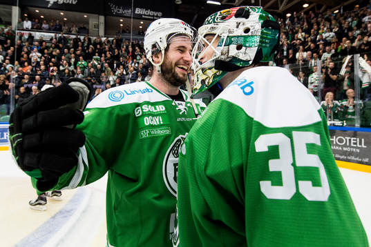 Rögles Jordan Smotherman och målvakt Oscar Dansk jublar