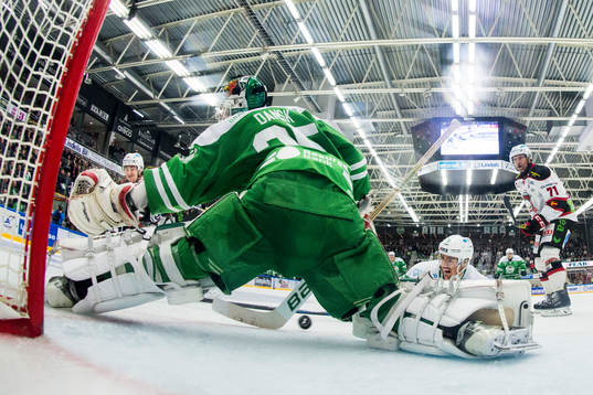 Rögles målvakt Oscar Dansk räddar skott från Malmö