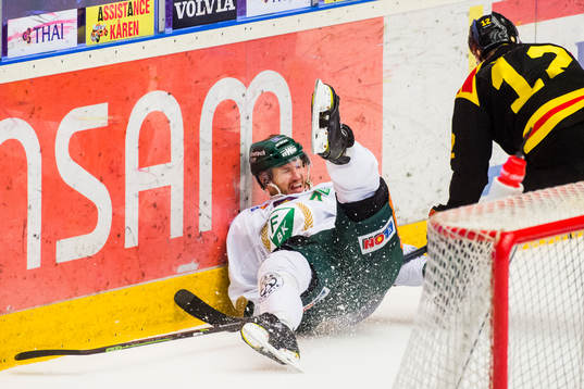 Färjestads Ole-Kristian Tollefsen faller