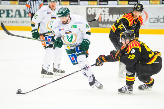 Färjestads Milan Gulas och Brynäs Sebastian Enterfeldt