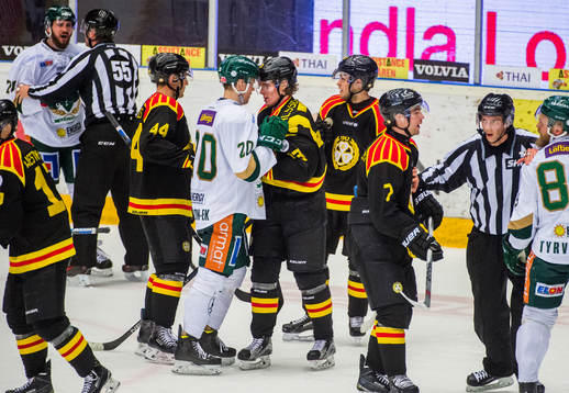 Irriterat mellan Brynäs Lucas Carlsson och Färjestads