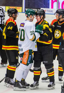 Irriterat mellan Brynäs Lucas Carlsson och Färjestads