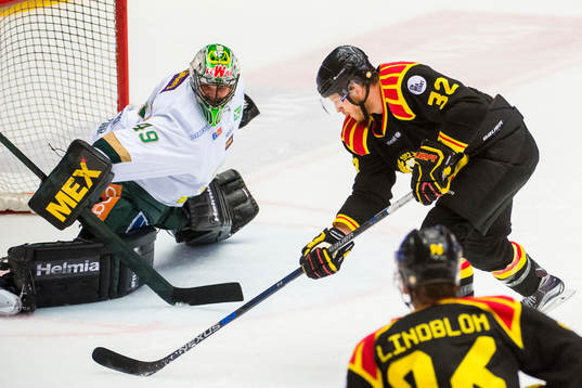Brynäs Nick Johnson  utmanar Färjestads målvakt Justin