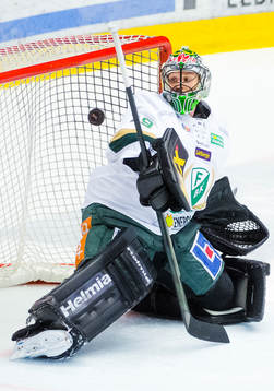 Färjestads målvakt Justin Pogge ser pucken träffa ribban