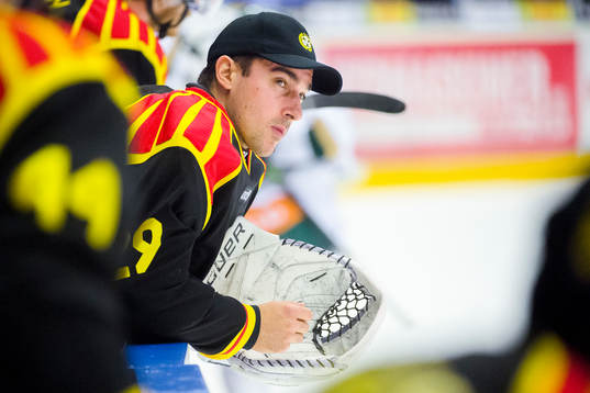 Brynäs målvakt Bernhard Starkbaum deppar i båset