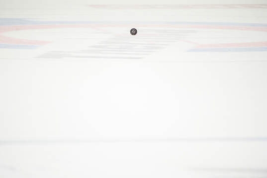 En puck på isen