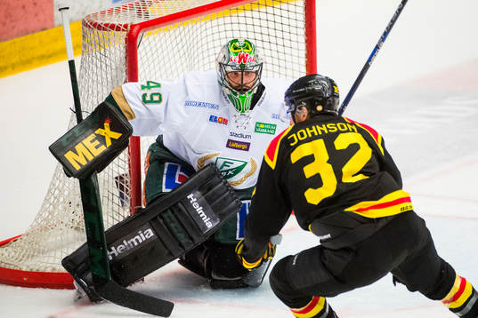 Färjestads målvakt Justin Pogge och Brynäs Nick Johnson