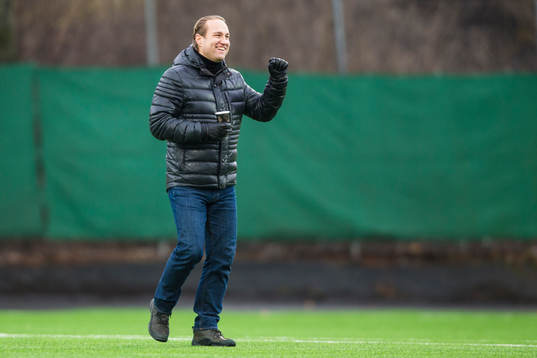 SVT kommentator Chris Härenstam ser glad ut