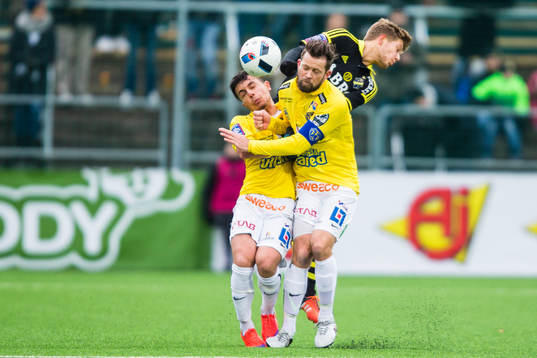 s Anton Salétros i kamp om bollen med Falkenbergs Kamal