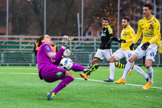 Falkenbergs målvakt Otto Martler med en räddning