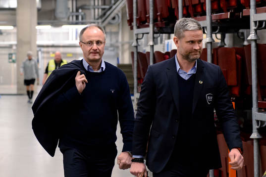 Rögles tränare Anders Eldebrink och assisterande tränare