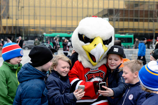 Malmö Redhawks maskot med några supporters